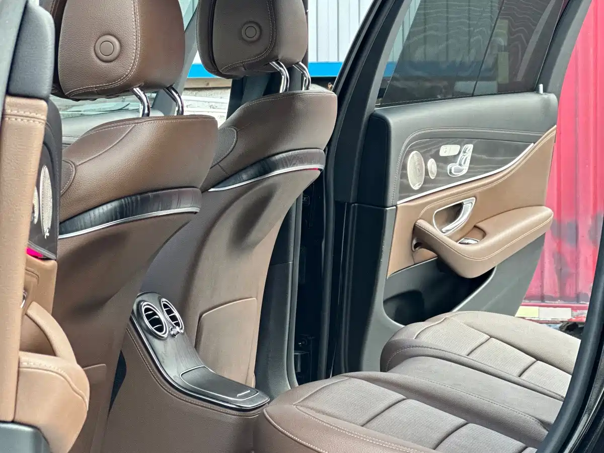 Фото 7 - Mercedes-Benz E-Class