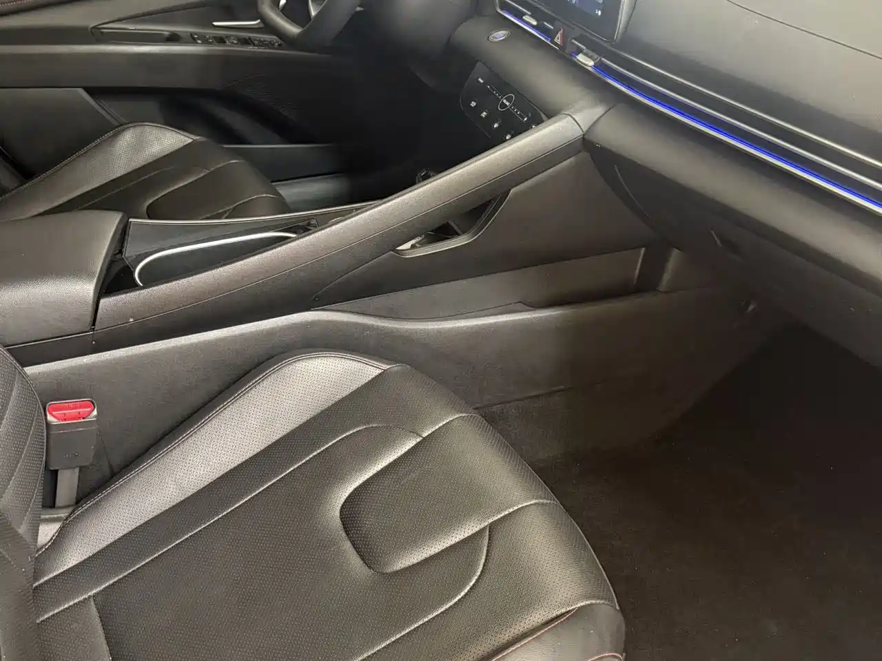 Hyundai Elantra 2023 Model 1.5L CVT LUX Premium Edition фото 8