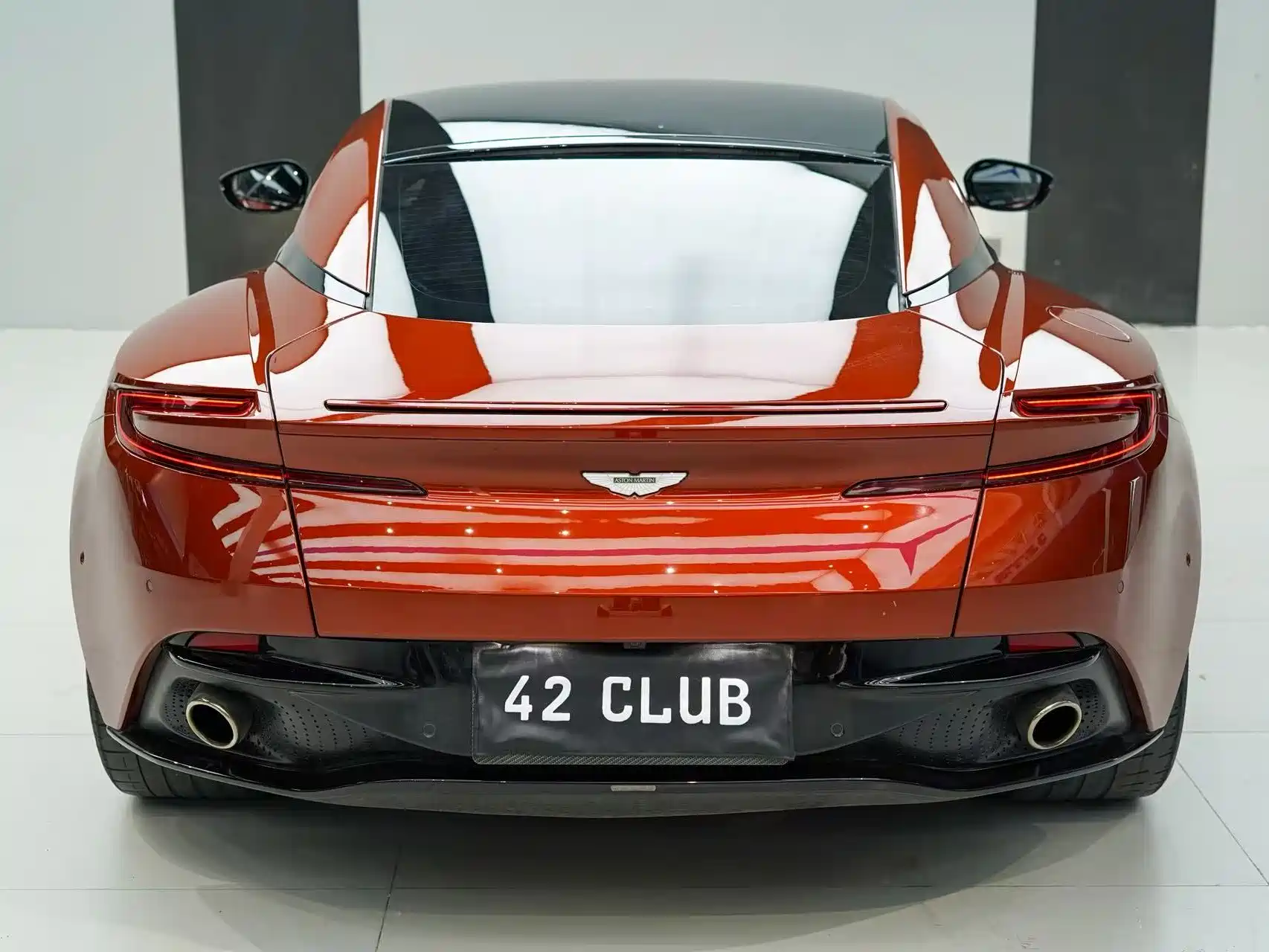 Фото 6 - Aston Martin DB11