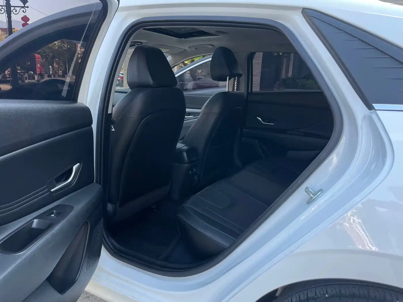 Hyundai Elantra 2021 1.5L CVT LUX Premium Edition фото 6