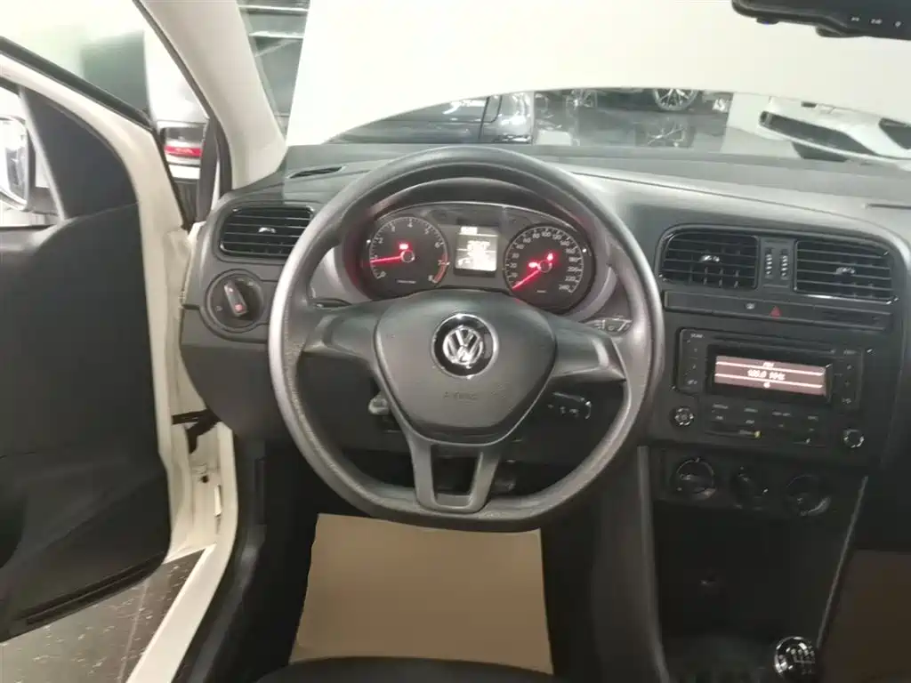 Volkswagen Polo 2014 1.4L Manual Trend Edition фото 11