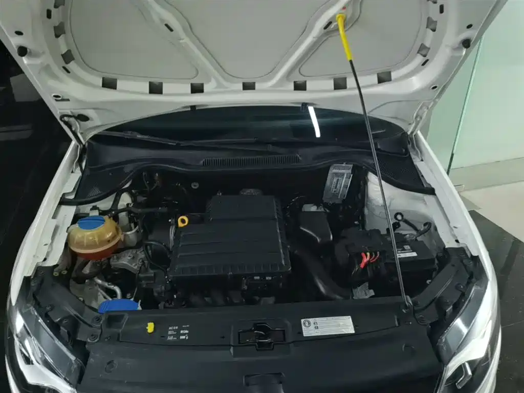 Volkswagen Polo 2014 1.4L Manual Trend Edition фото 20