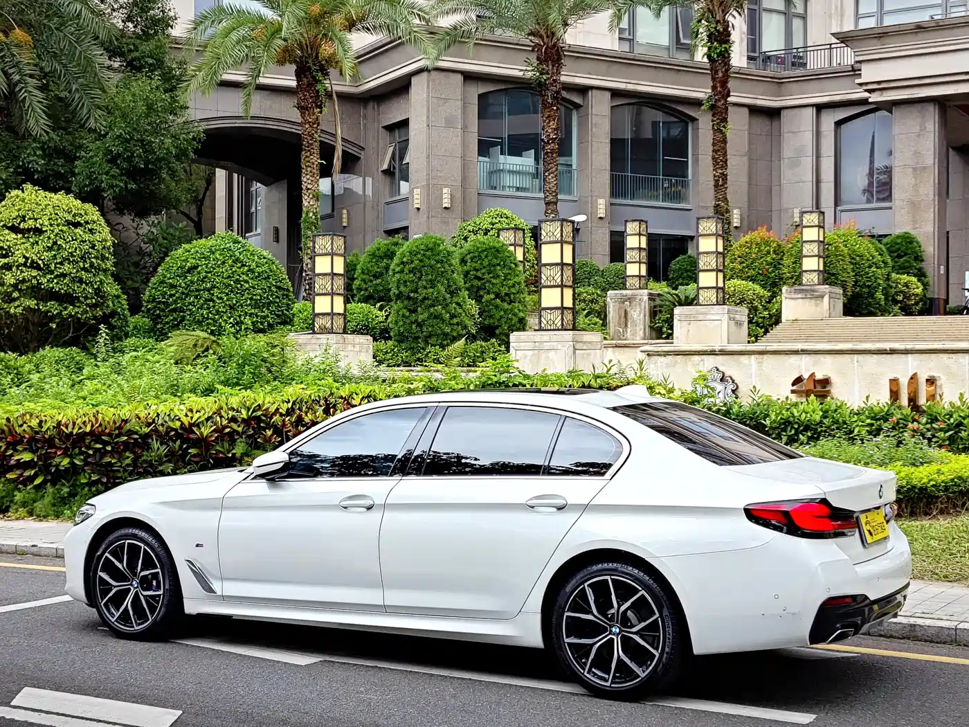BMW 5 Series 2023 530Li Premium M Sport Package фото 23