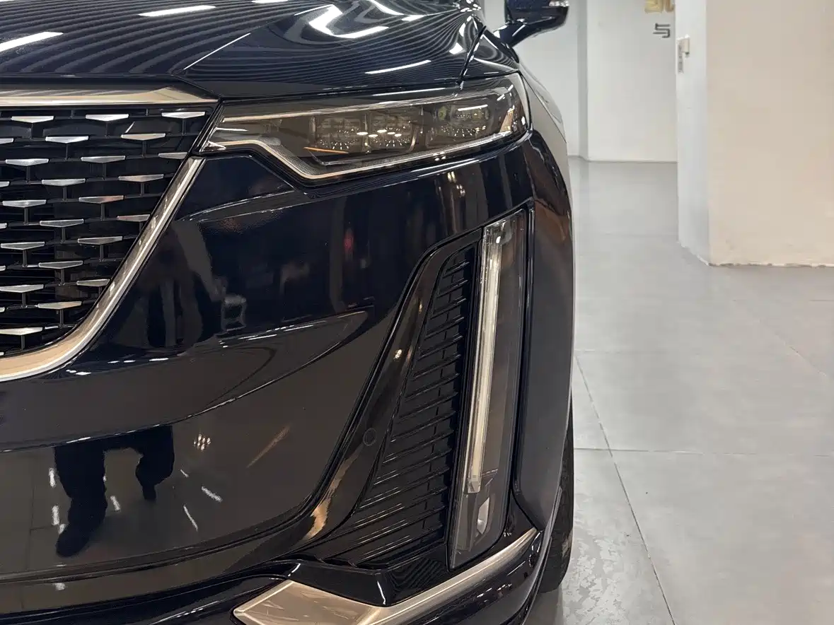 CADILLAC XT6