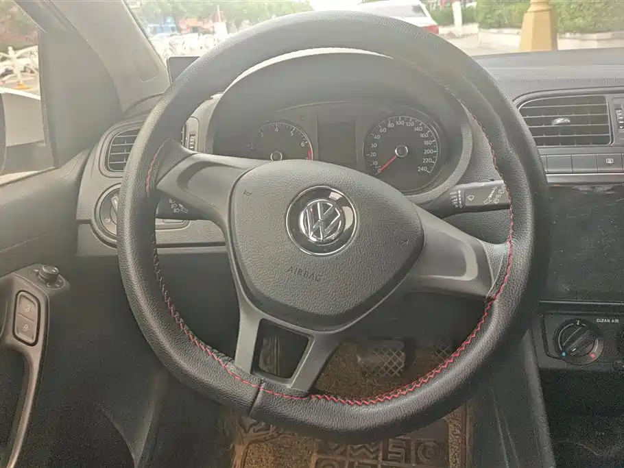 Volkswagen Polo 2018 1.5L Auto Safe Drive фото 15