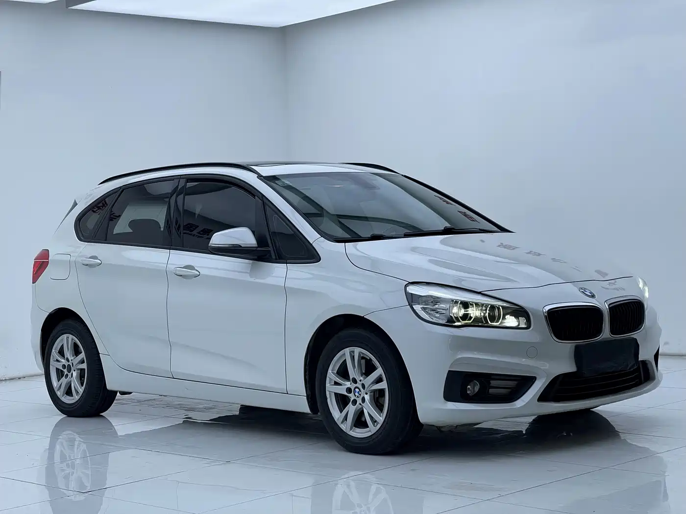 BMW 2 Series Touring 2016 218i Leading фото 3