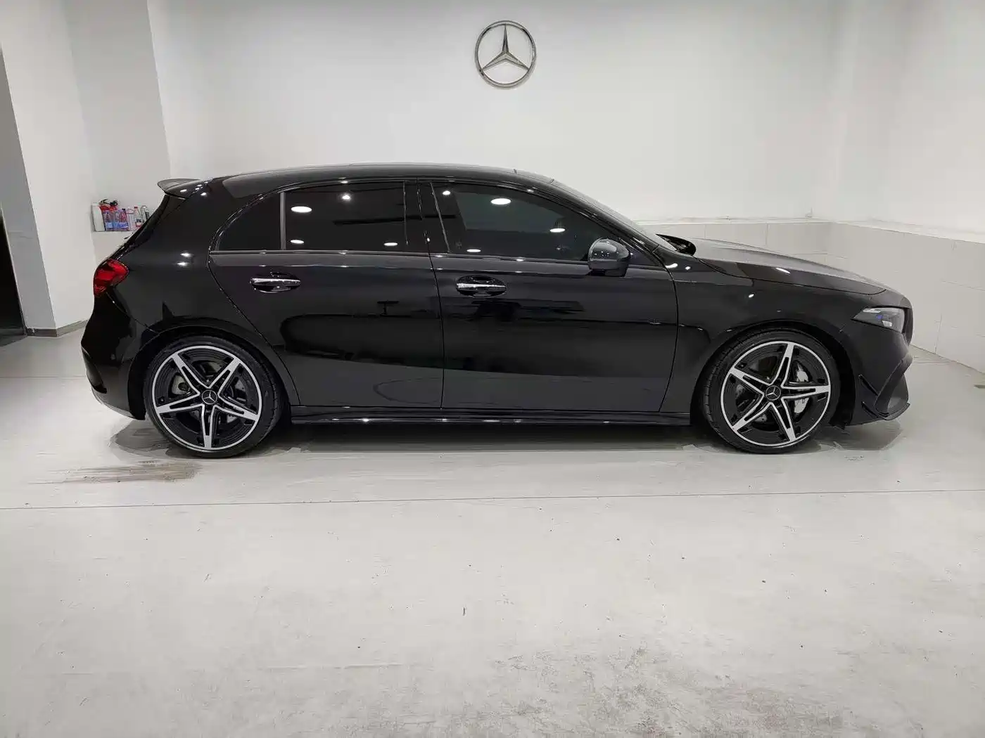 Mercedes-Benz A-Class AMG (Import) 2024 AMG A 35 4MATIC фото 3