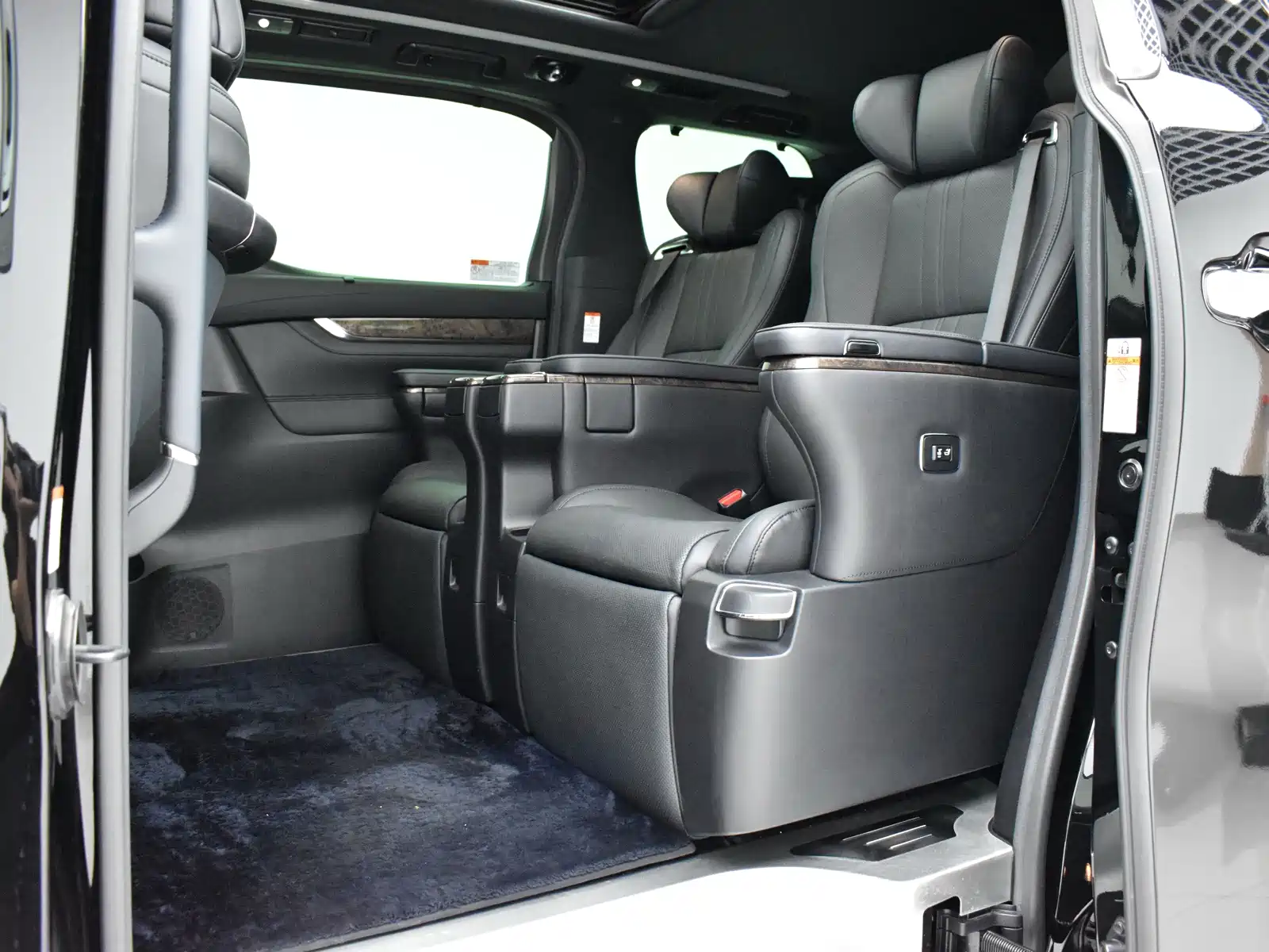 Фото 19 - Toyota Vellfire