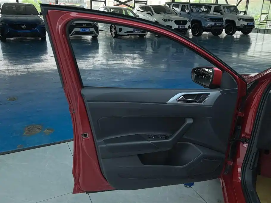 VOLKSWAGEN POLO