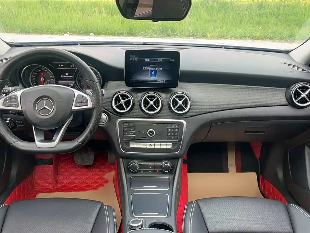 Mercedes-Benz GLA 2018 GLA 200 Dynamic фото 15