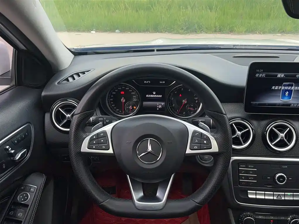 Mercedes-Benz GLA 2018 GLA 200 Dynamic фото 4