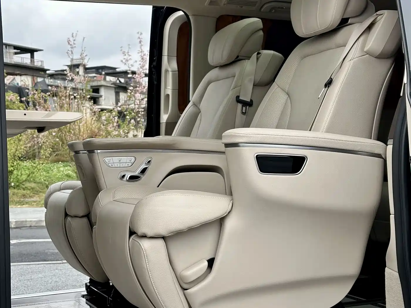 Mercedes-Benz V-Class 2021 V 260 L Long Wheelbase Premium Edition фото 13
