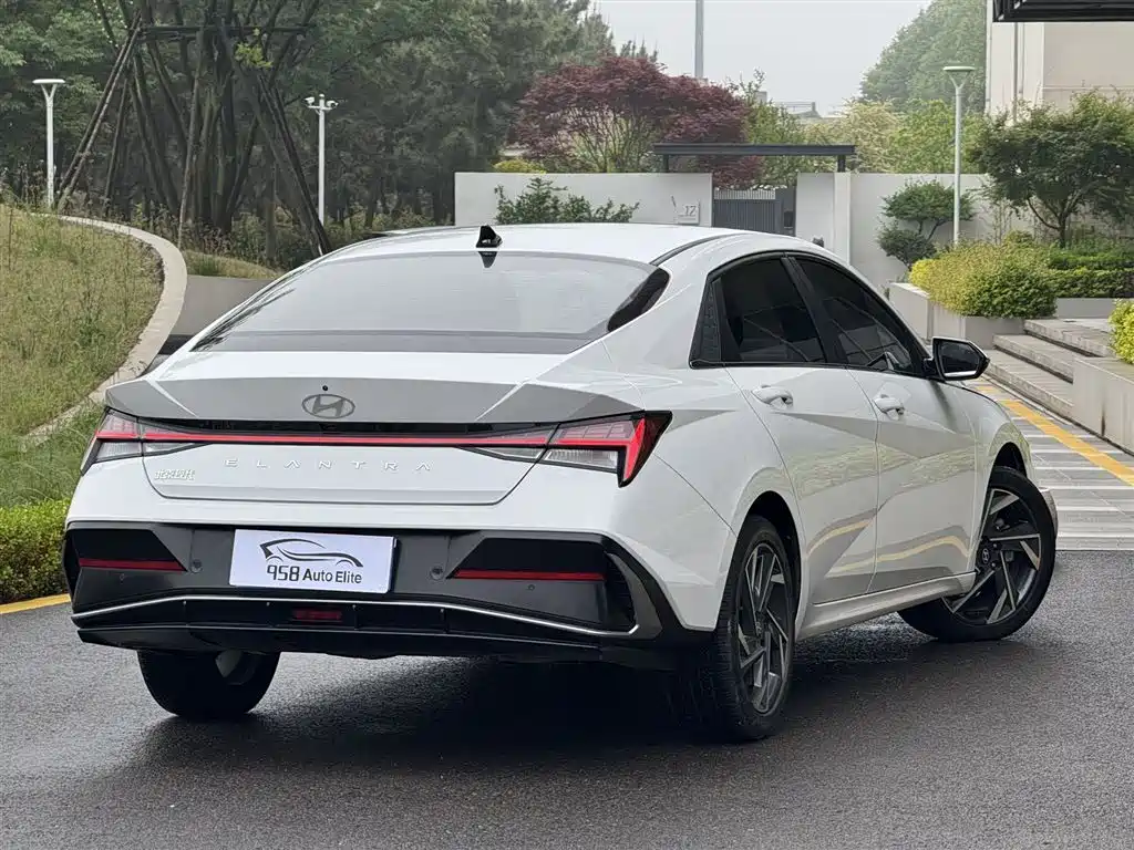 Hyundai Elantra 2023 Model 1.5L CVT LUX Premium Edition фото 11