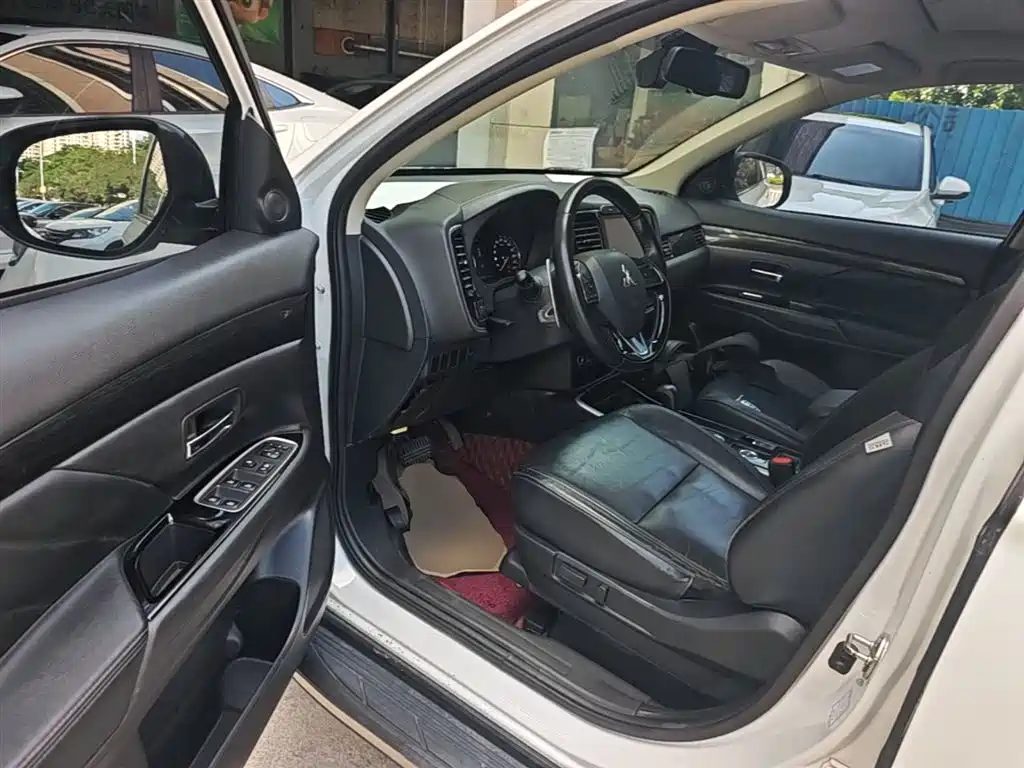 MITSUBISHI OUTLANDER