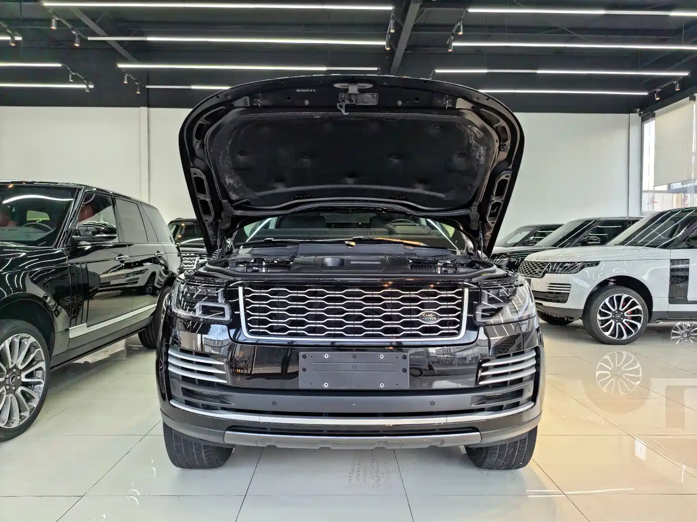 Land Rover Range Rover 2021 3.0 L6 Heritage Extended Classic Edition фото 15