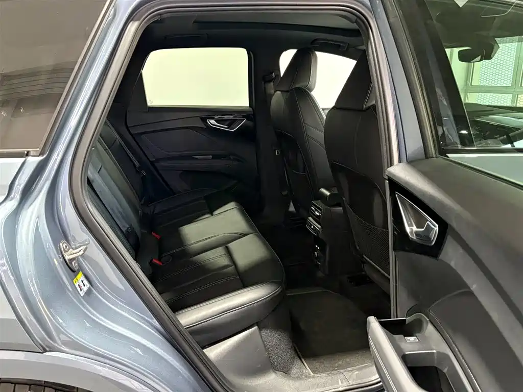 AUDI Q4 E TRON
