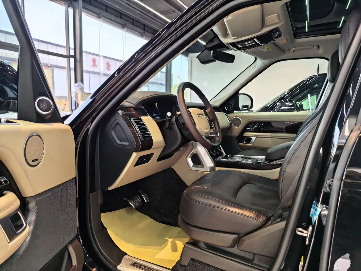Land Rover Range Rover 2021 3.0 L6 Heritage Extended Classic Edition фото 6