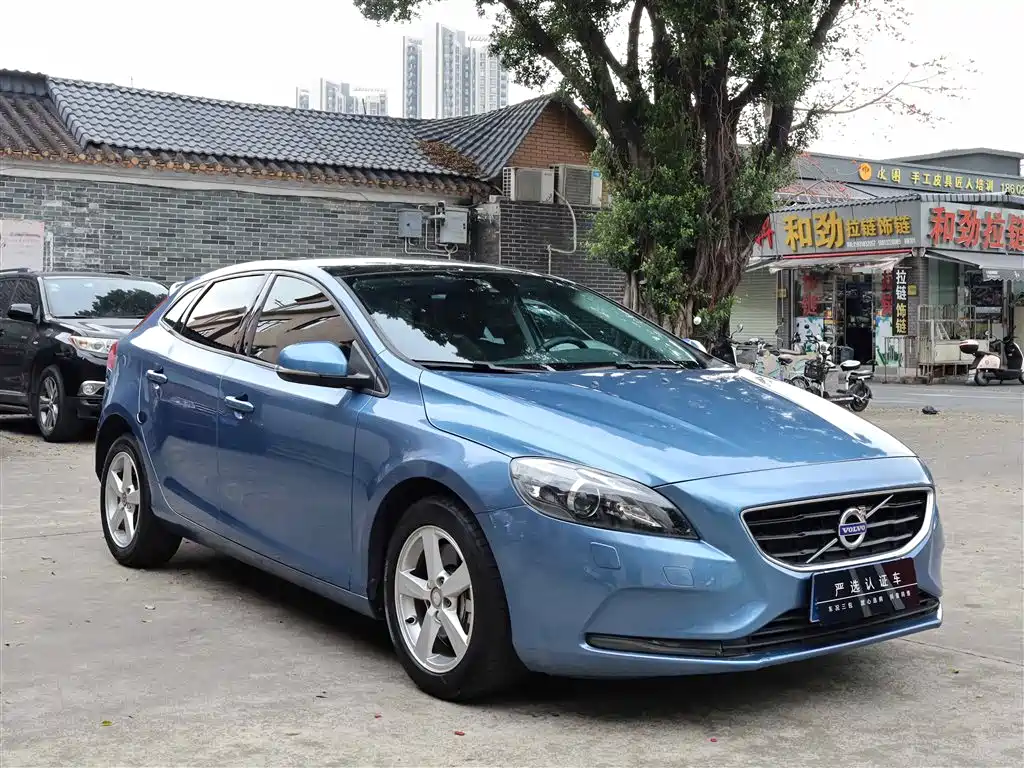 VOLVO V40