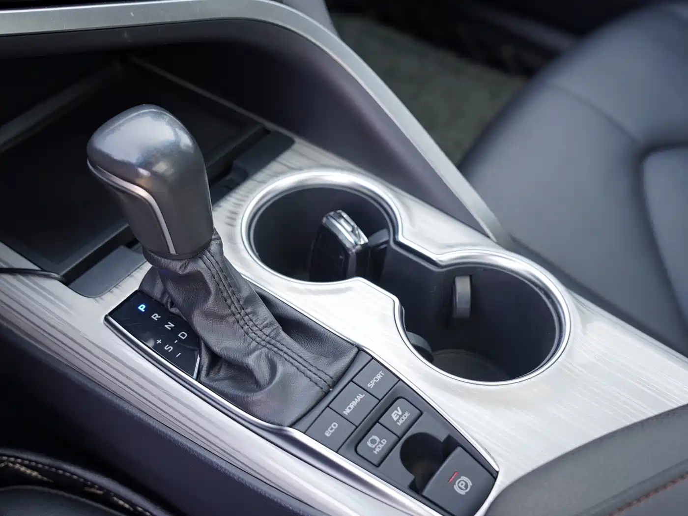 Toyota Camry 2019 Facelift Hybrid 2.5HG Luxury Edition фото 16
