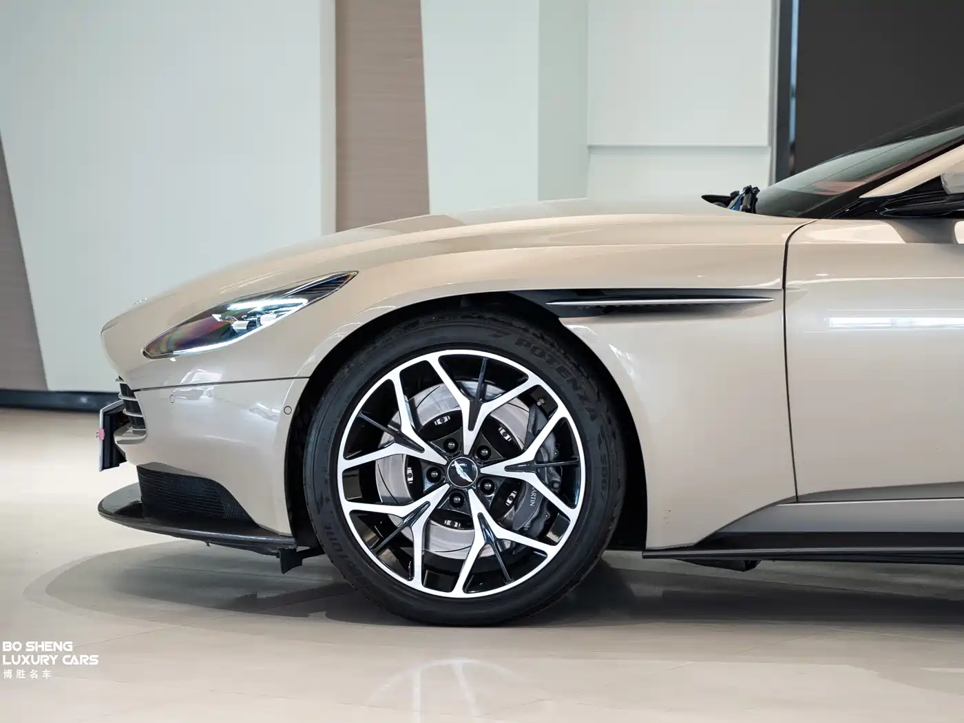 Aston Martin DB11 2019 4.0T V8 Volante фото 6