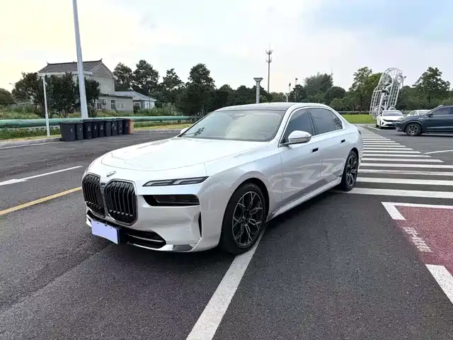 BMW 7 735Li, Люкс-пакет