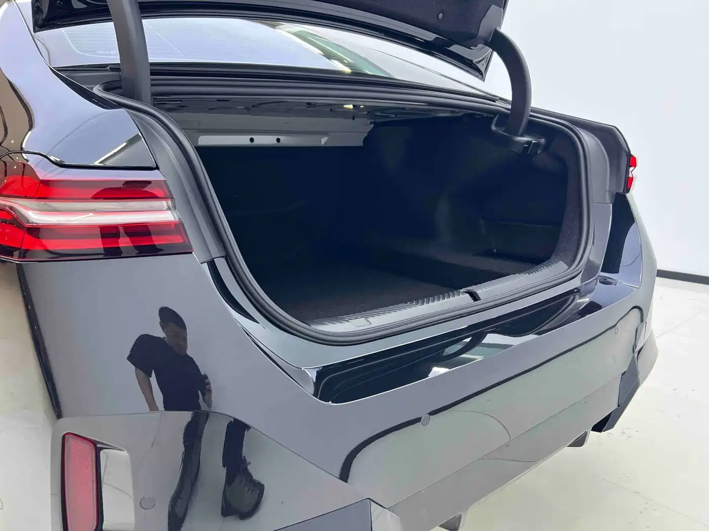 BMW 5 Series 2025 530Li Leading M Sport Package фото 17