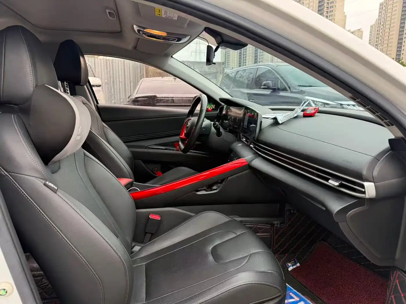 Hyundai Elantra 2021 1.5L CVT LUX Premium Edition фото 9