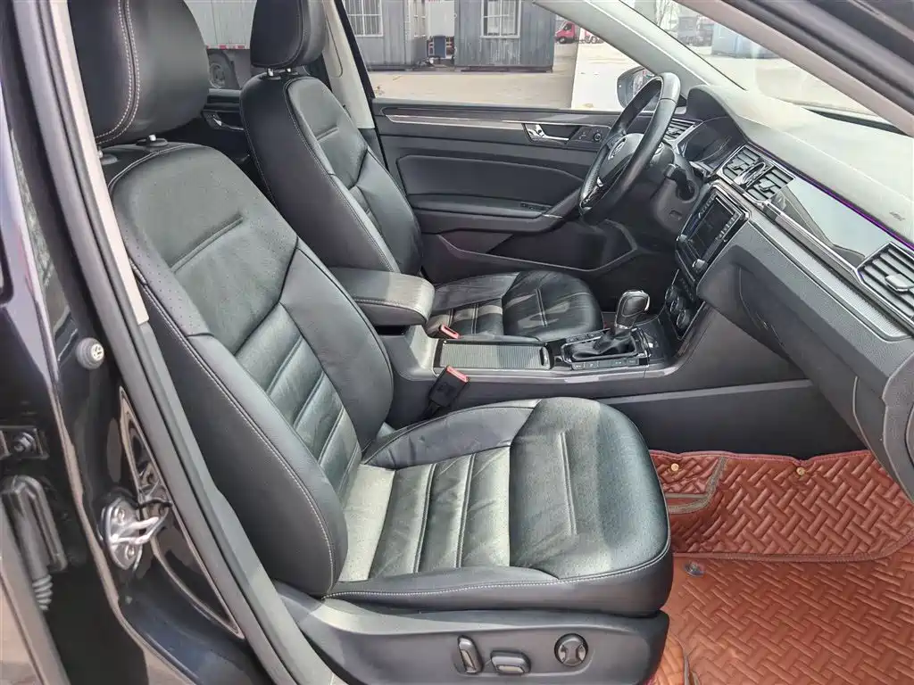 Volkswagen Passat 2017 380TSI DSG Luxury фото 19