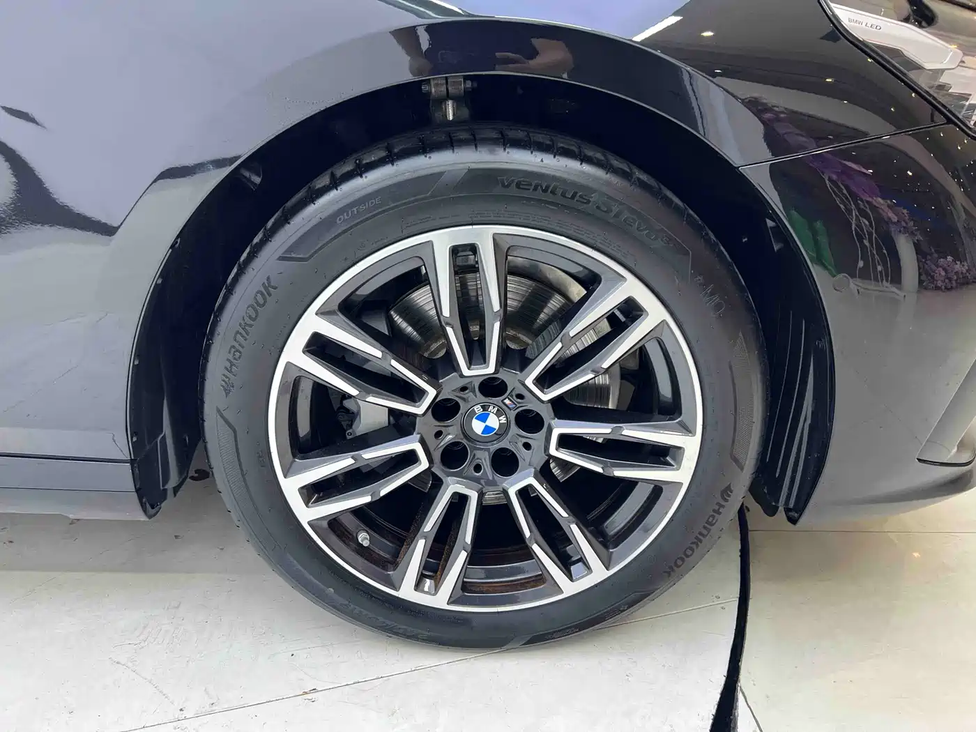 BMW 5 Series 2025 530Li Leading M Sport Package фото 22