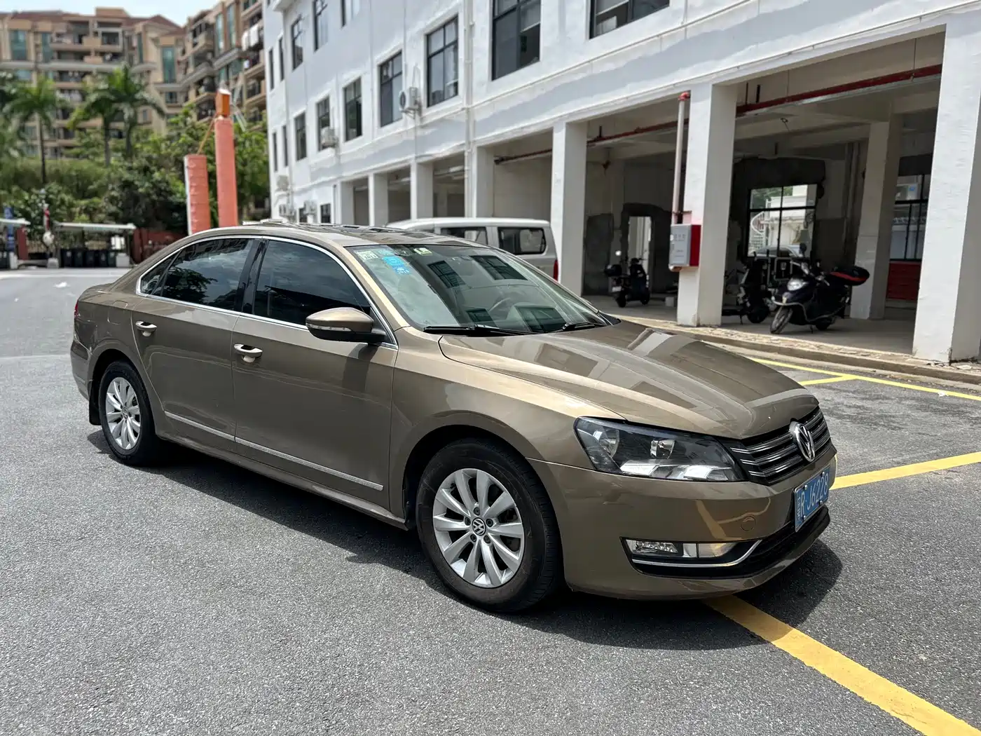 Volkswagen Passat 2014 1.8TSI DSG Luxury Edition фото 2