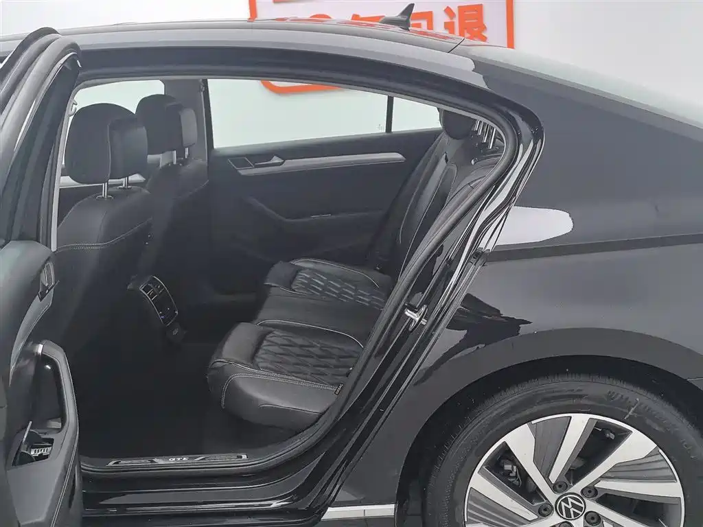 VOLKSWAGEN MAGOTAN GTE PLUG IN HYBRID