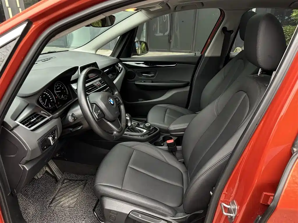 BMW 2 Series Touring 2019 218i Leading фото 13