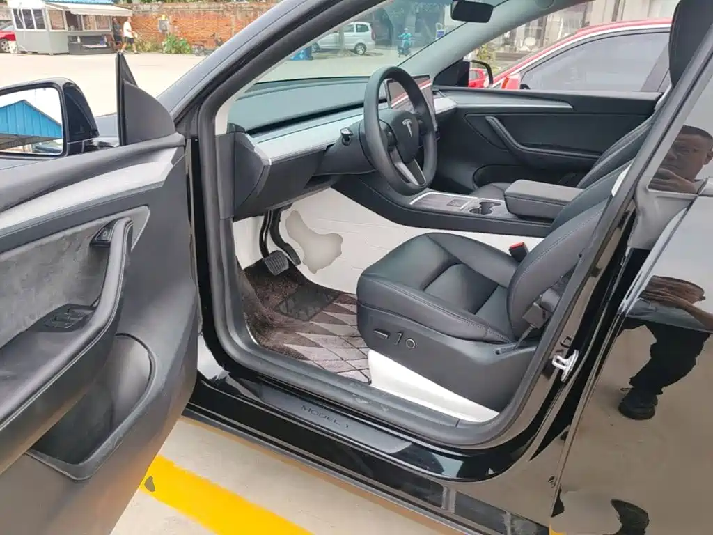 Photo 16 - Tesla Model Y