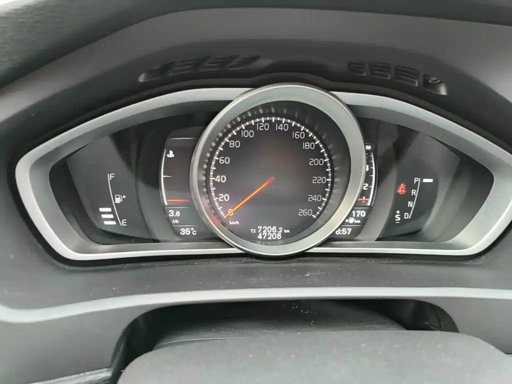 Фото 12 - Volvo V40