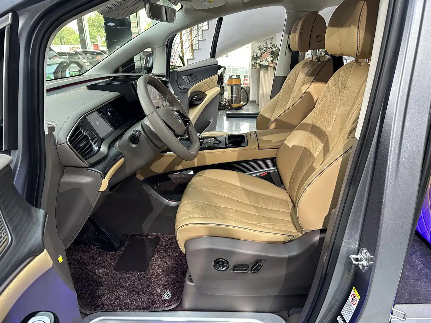 Denza D9 2022 DM-i 970 AWD Flagship фото 8