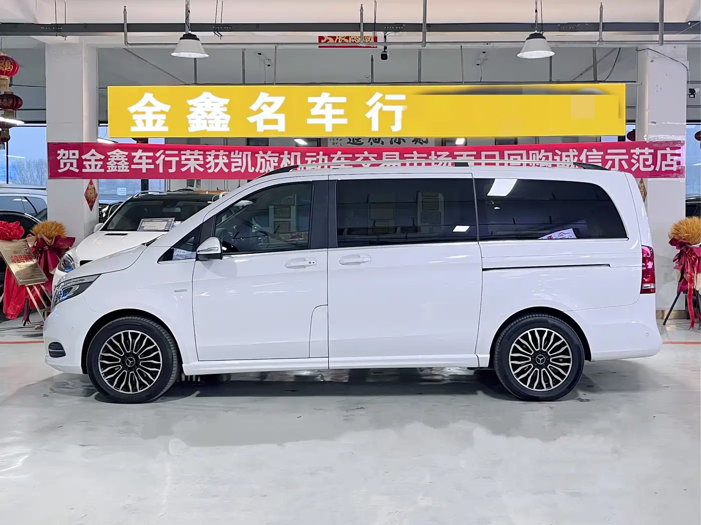 Mercedes-Benz V-Class 2017 Model V 260 Premium Edition фото 4