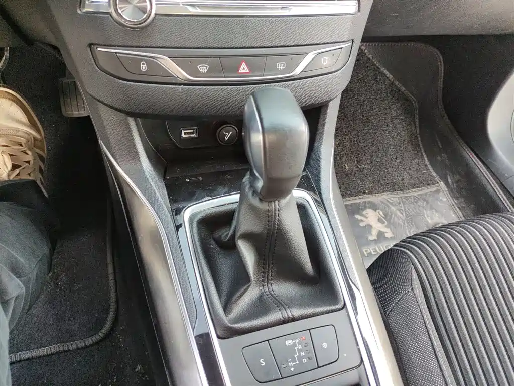 Peugeot 408 2014 1.8L Automatic Luxury Edition фото 14