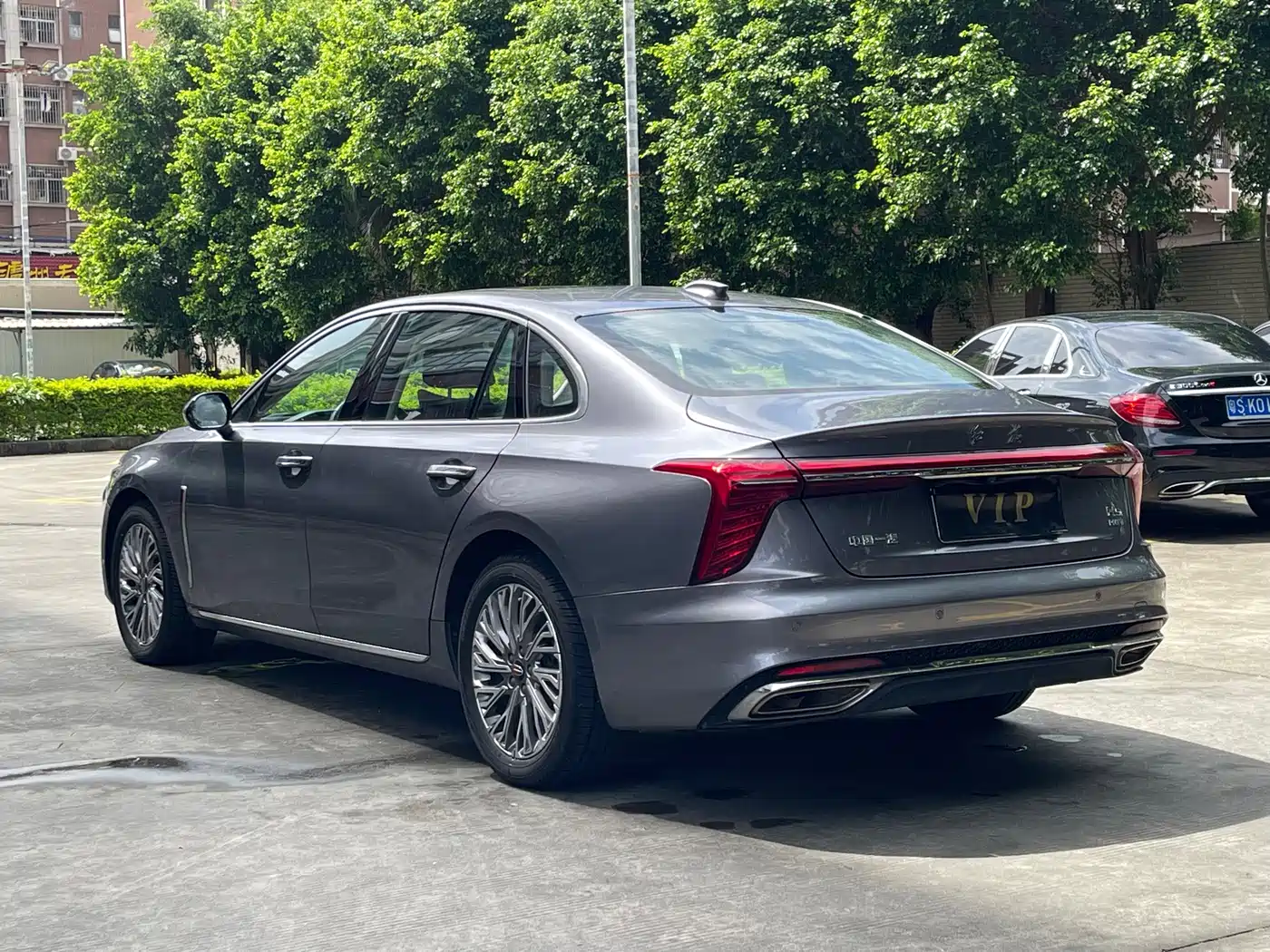 Фото 6 - Hongqi H5