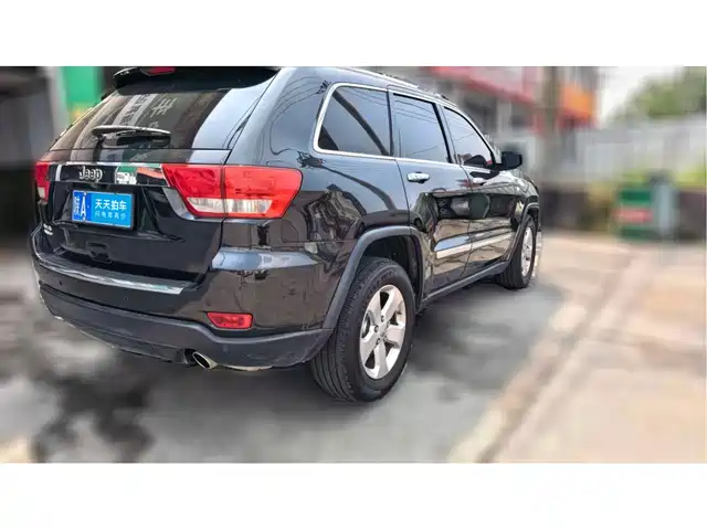 Jeep Grand Cherokee (Import) 2013 3.6L Navigation Luxury — фото 2