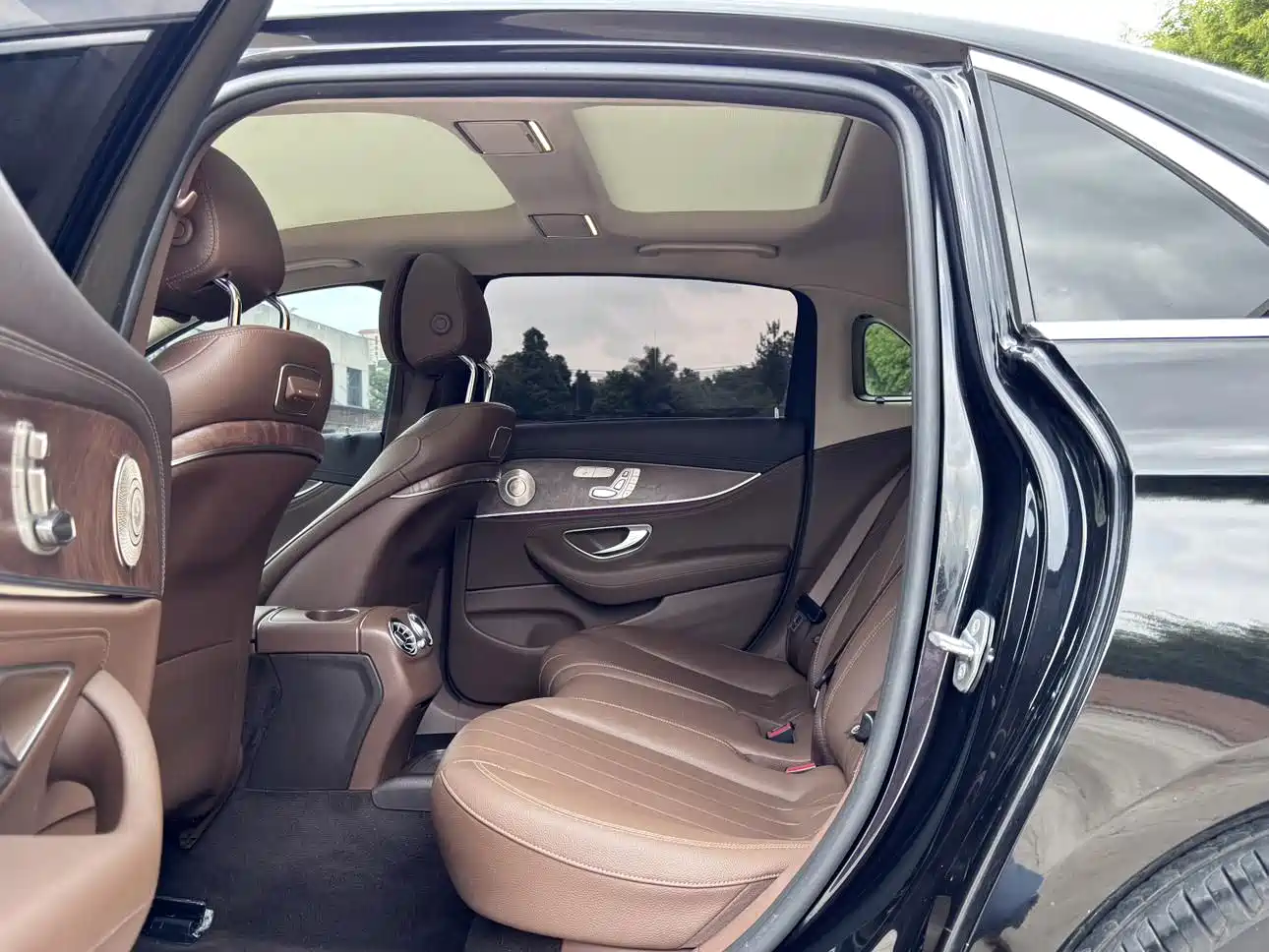 Mercedes-Benz E-Class 2019 E 300 L Luxury фото 5