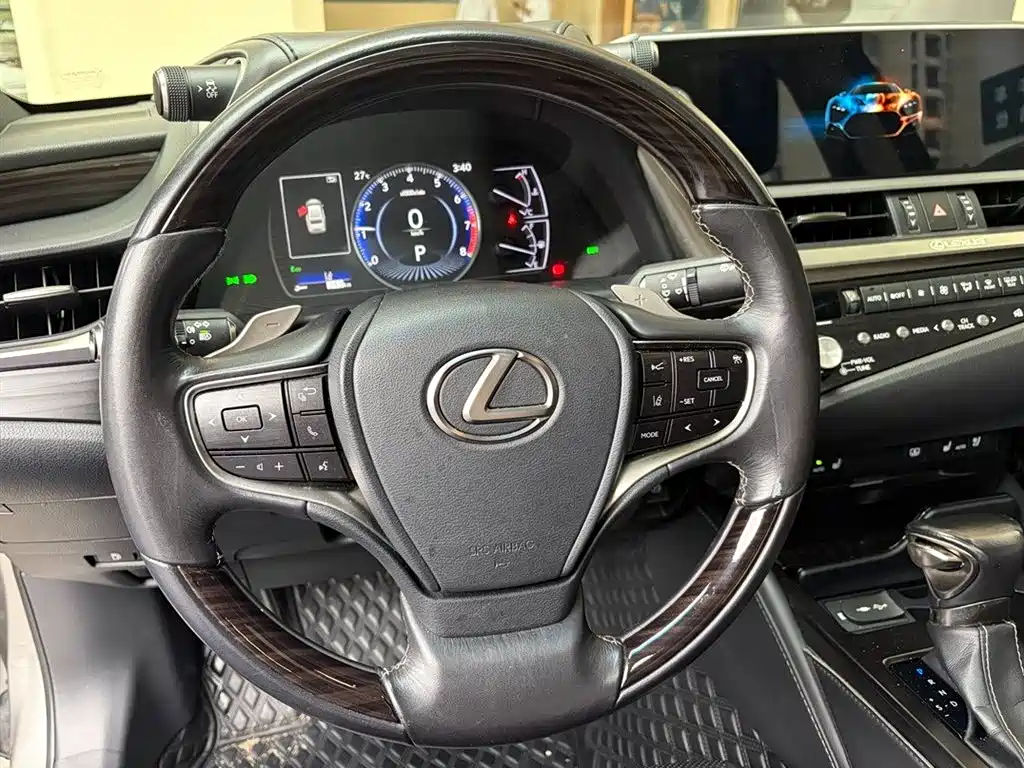 Фото 7 - Lexus ES