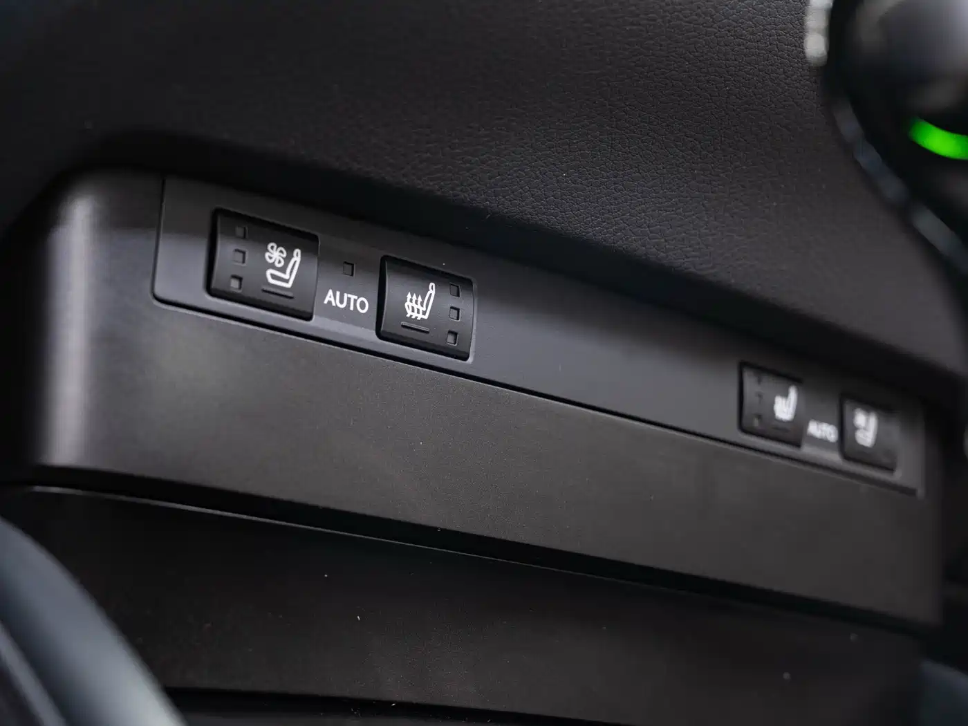 Lexus ES 2022 300h Ultimate Edition фото 18
