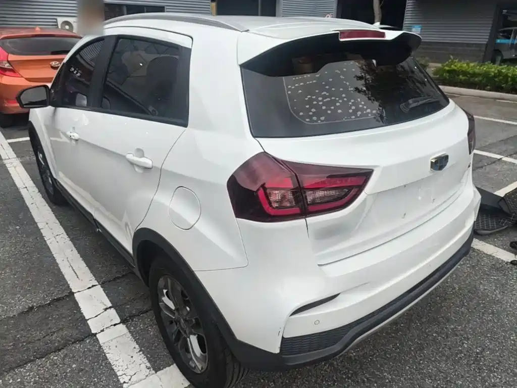 Фото 5 - Geely Vision X3