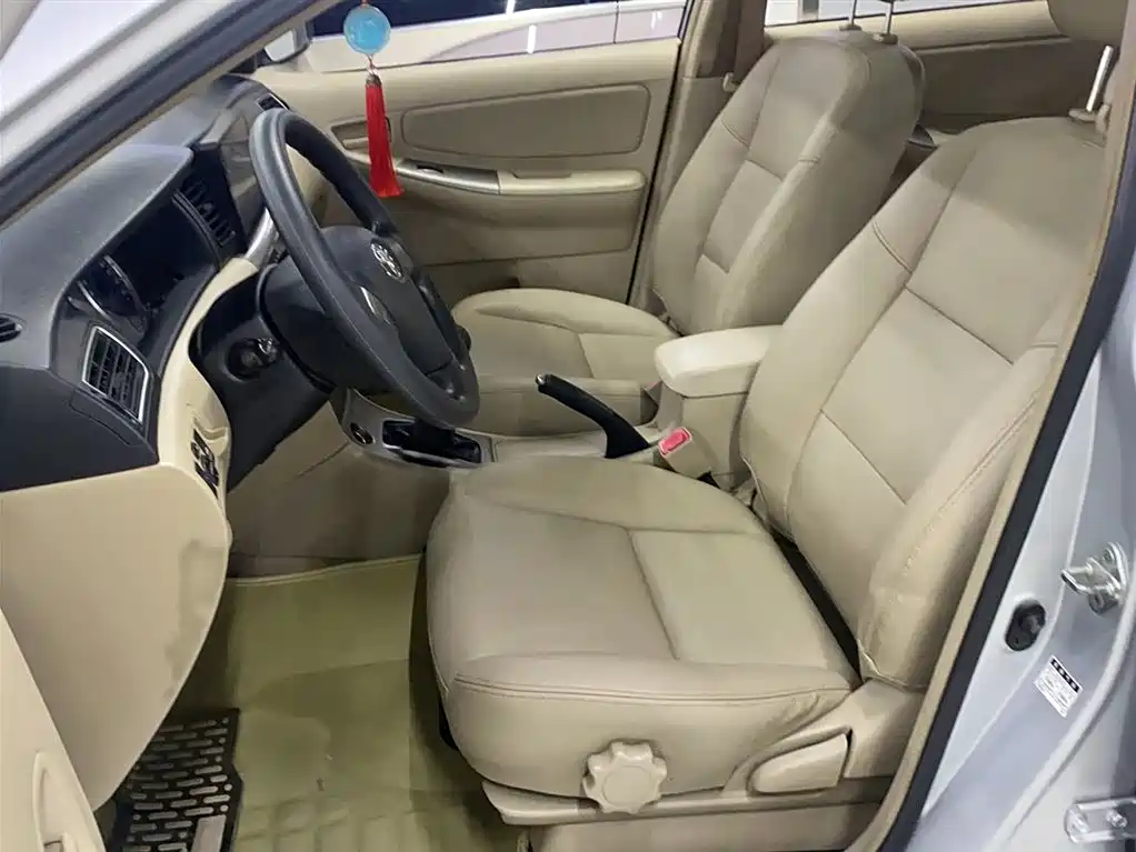 Toyota Corolla 2013 1.6L Manual Luxury Edition фото 6