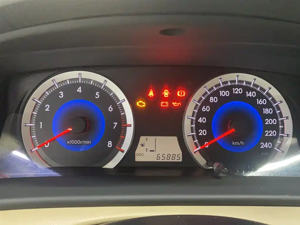 Toyota Corolla 2013 1.6L Manual Luxury Edition фото 12
