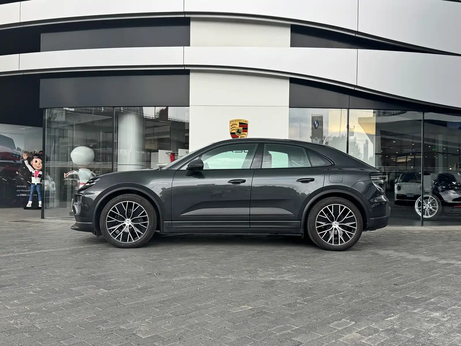 Фото 5 - Porsche Macan EV