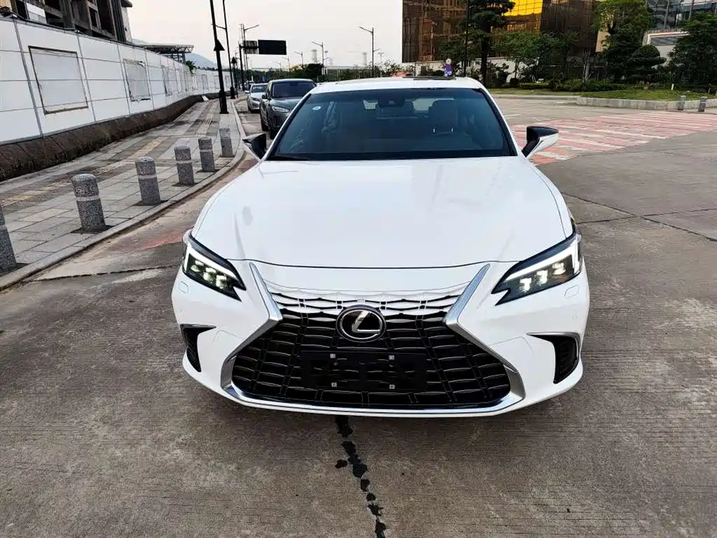 Фото 2 - Lexus ES