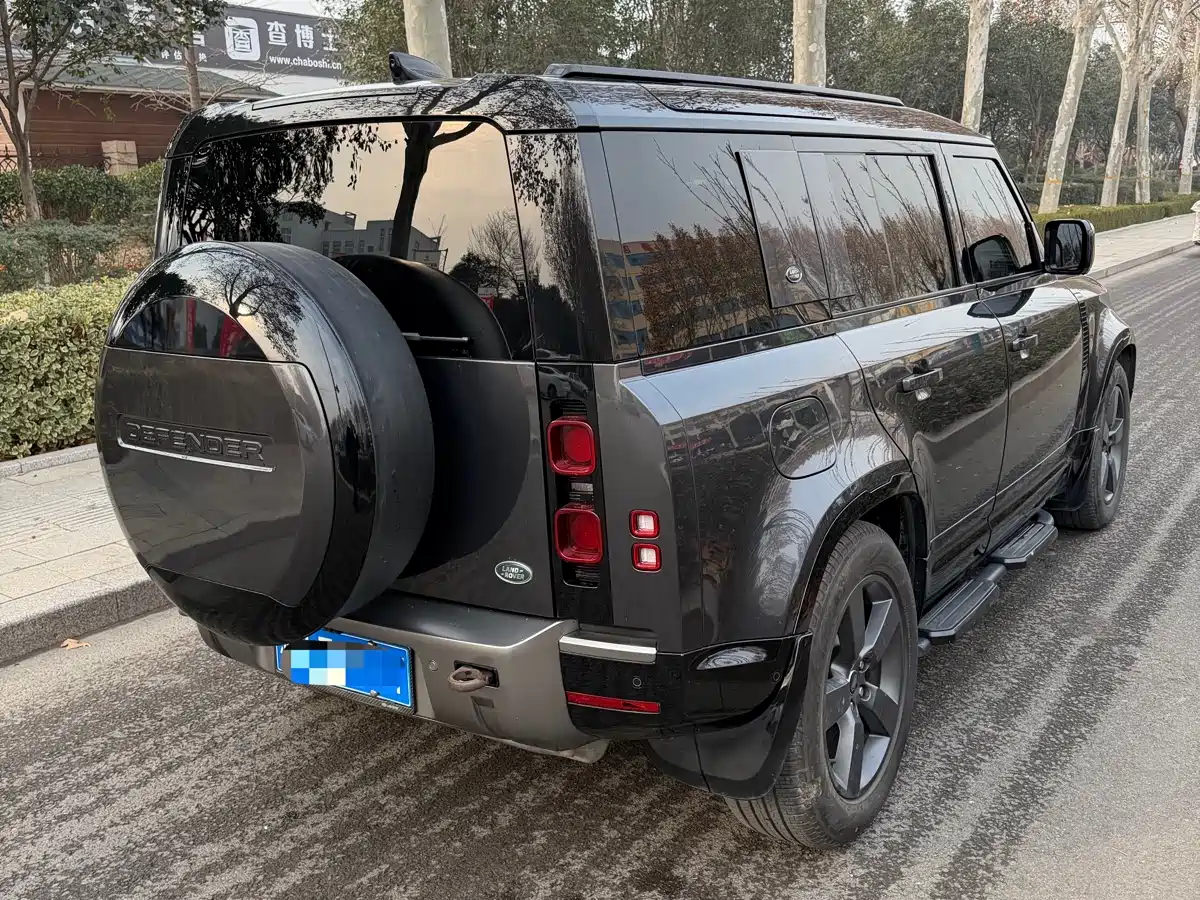 Land Rover Defender 2022 110 P400 Dark Special Edition фото 17