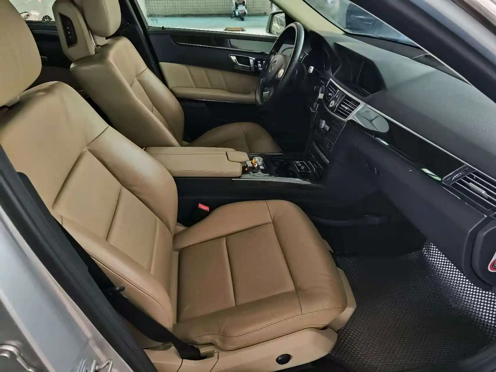 صورة 9 - Mercedes-Benz E-Class