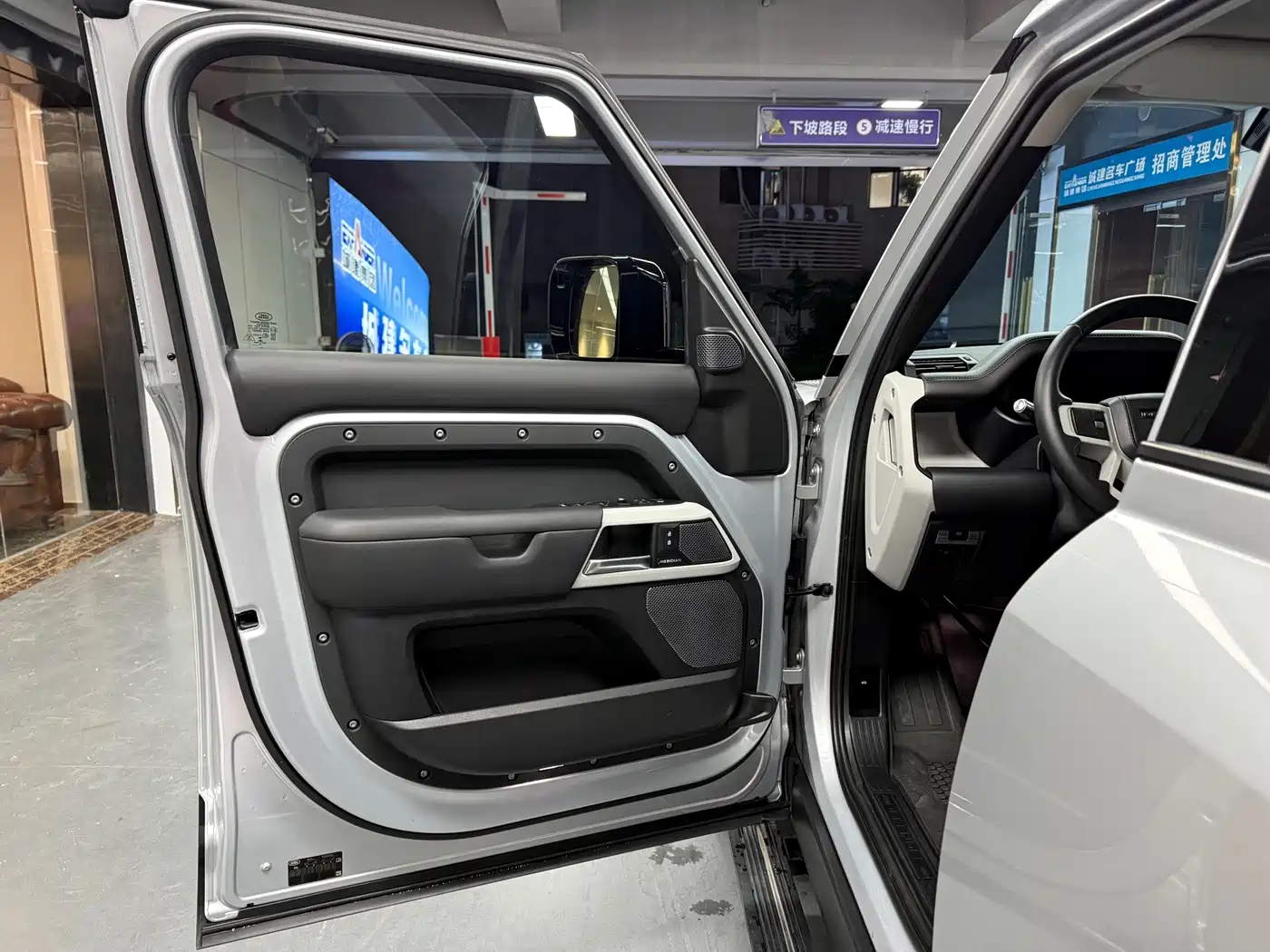 Photo 15 - Land Rover Defender
